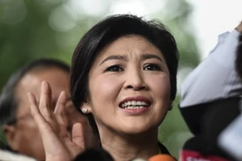Cựu Thủ tướng Thái Lan Yingluck Shinawatra trả lời báo giới khi tới phiên tòa ở Bangkok ngày 5/8. (Nguồn: AFP/TTXVN)