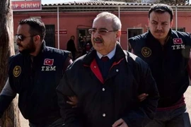 Cảnh sát dẫn giải ông Hamza Ulucay. (Nguồn: Kurdistan 24)