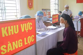 Đồng bào dân tộc thiểu số ở Cao Bằng đến Điểm tiêm chủng tiêm mũi 3 vaccine phòng COVID-19. (Ảnh: Chu Hiệu/TTXVN)