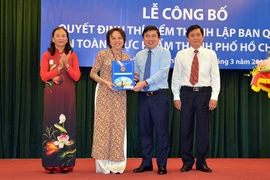 Ttrao quyết định bổ nhiệm bà Phạm Khánh Phong Lan, Phó Giám đốc Sở Y tế làm Trưởng ban Quản lý An toàn thực phẩm Thành phố Hồ Chí Minh. (Ảnh: Phương Vy/TTXVN)
