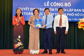 Ttrao quyết định bổ nhiệm bà Phạm Khánh Phong Lan, Phó Giám đốc Sở Y tế làm Trưởng ban Quản lý An toàn thực phẩm Thành phố Hồ Chí Minh. (Ảnh: Phương Vy/TTXVN)
