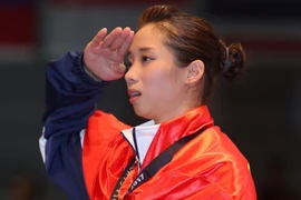 Thúy Vy hát quốc ca sau khi nhận HCV. (Ảnh: Quốc Khánh/TTXVN)