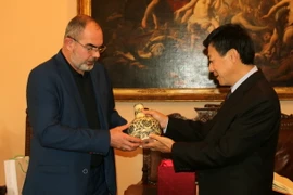 Đại sứ Hồ Minh Tuấn tặng quà Thị trưởng Plzen Martin Zrzavecký. (Ảnh: Trần Quang Vinh/Vietnam+)