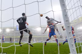 Costa đánh đầu ghi bàn thắng duy nhất mang 3 điểm về cho Chelsea. (Nguồn: Getty Images)