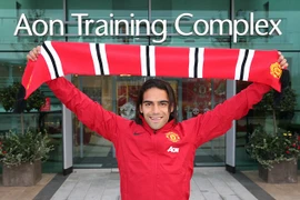 [Photo] Radamel Falcao hân hoan ra mắt Manchester United