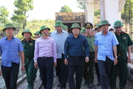 Phó Thủ tướng Trịnh Đình Dũng kiểm tra hồ thủy lợi Yên Lập, thị xã Quảng Yên, Quảng Ninh. (Ảnh: Dương Giang/TTXVN)