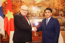 Chủ tịch UBND Thành phố Hà Nội Nguyễn Đức Chung tiếp Chủ tịch Hội đồng vùng Nam Ostrobothnia Kai Pontinen. (Ảnh: Lâm Khánh/TTXVN)