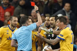 Buffon bị truất quyền thi đấu sau tranh cãi. (Nguồn: AP)