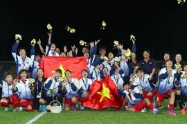 Tuyển bóng đá nữ giành HCV SEA Games 29. (Ảnh: Quốc Khánh/TTXVN)