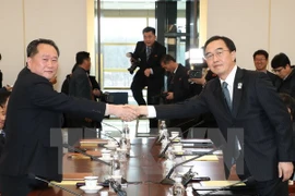 Trưởng đoàn đàm phán Triều Tiên Ri Son-gwon (trái, phía trước) và Trưởng đoàn đàm phán Hàn Quốc Cho Myoung-gyon trong cuộc đàm phán tại làng đình chiến Panmunjom ngày 9/1. (Nguồn: Yonhap/TTXVN)