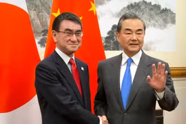 Thủ tướng Trung Quốc Lý Khắc Cường gặp Ngoại trưởng Nhật Bản Taro Kono. (Nguồn: Reuters)