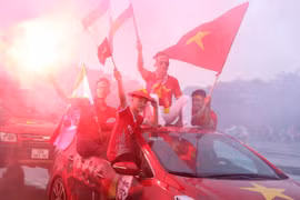 Cổ động viên đội mưa ra sân 'tiếp lửa' cho U23 Việt Nam