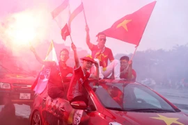 Cổ động viên đội mưa ra sân 'tiếp lửa' cho U23 Việt Nam