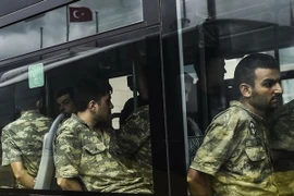 Các binh sỹ của Thổ Nhĩ Kỳ bị bắt giữ sau vụ đảo chính. (Nguồn: AFP)