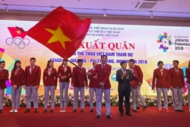 Ông Trần Đức Phấn, trưởng đoàn thể thao Việt Nam tham dự ASIAD 2018 nhận cờ từ Bộ trưởng Bộ Văn hóa Thể thao và Du lịch Nguyễn Ngọc Thiện. (Ảnh: Trọng Đạt/TTXVN)