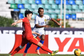 Tuyển Việt Nam (áo đỏ) vượt qua Malaysia. (Nguồn: Affsuzukicup)