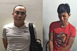 Hai đối tượng Nguyễn Nhật Trường và Phạm Duy Minh tại Cơ quan công an. (Ảnh: Thành Chung/TTXVN) 
