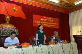 Đồng chí Phạm Thị Thanh Trà, Chủ tịch UBND tỉnh chủ trì buổi họp báo. (Ảnh: Thế Duyệt/TTXVN)