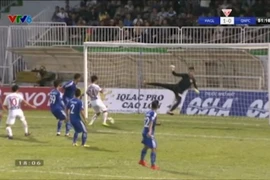 Pha bóng dẫn đến việc các cầu thủ Quảng Nam phản ứng với trọng tài. (Ảnh chụp màn hình)