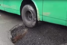 [Video] Cứu hộ xe buýt bị mắc kẹt tại hố tử thần tại TP.HCM
