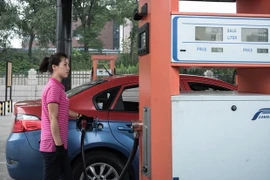 Bơm xăng cho phương tiện tại một trạm xăng ở Bình Nhưỡng, Triều Tiên. (Ảnh: AFP/TTXVN)