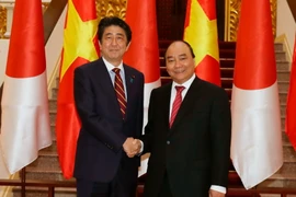 Thủ tướng Nguyễn Xuân Phúc và Thủ tướng Nhật Bản Shinzo Abe tại lễ đón. (Ảnh: Thống Nhất/TTXVN)