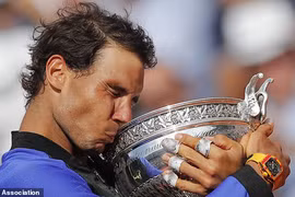 Nadal hạnh phúc bên chiếc cúp vô địch. (Nguồn: AP)