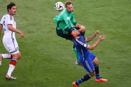 Cận cảnh Neuer đấm bóng ghê rợn khiến Higuain suýt bất tỉnh 