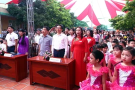 Phó Thủ tướng Vũ Đức Đam dự Lễ khai giảng năm học mới 2017-2018 tại trường Tiểu học Ngọc Hà (Hà Nội). (Ảnh: Danh Lam/TTXVN)