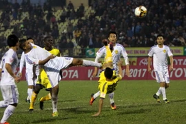 Pha tranh bóng giữa cầu thủ hai đội. (Ảnh: Thanh Tùng/TTXVN)