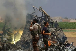 Hiện trường máy bay Mi-8 của Nga bị rơi. (Nguồn: Reuters)