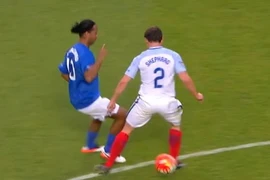 Ronaldinho xỏ ​háng Ben Shepherd. (Nguồn: YouTube)