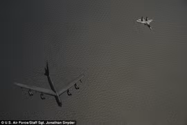 Máy bay Su-27 của Nga chặn B-52 của Mỹ. (Nguồn: Daily Mail)