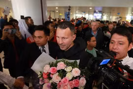 Danh thủ Ryan Giggs đến Hà Nội. (Ảnh: Quốc Khánh/TTXVN)