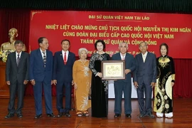 Chủ tịch Quốc hội Nguyễn Thị Kim Ngân tặng bức tranh cho bà con Việt kiều. (Ảnh: Trọng Đức/TTXVN)