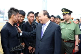 Thủ tướng Nguyễn Xuân Phúc động viên các lực lượng tham gia diễn tập. (Ảnh: Thống Nhất/TTXVN)