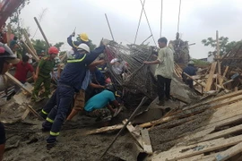 Lực lượng cứu hộ Công an tỉnh Thừa Thiên-Huế tìm kiếm các nạn nhân. (Ảnh: Hồ Cầu-TTXVN)