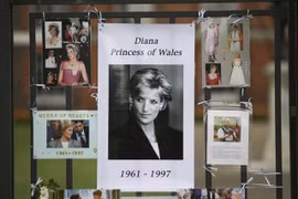Những bức hình tưởng nhớ Công nương Diana. (Nguồn: AFP)