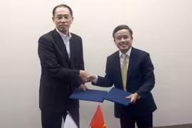 Đại diện hai bên ký kết biên bản ghi nhớ (MOC). (Ảnh: Thành Hữu/Vietnam+)