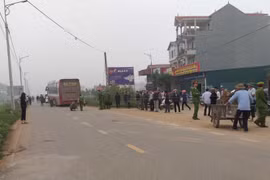 Lực lượng chức năng tỉnh Vĩnh Phúc làm việc tại hiện trường. (Ảnh: Nguyễn Thảo/TTXVN)