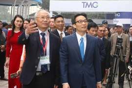 Phó Thủ tướng Vũ Đức Đam cùng đại biểu tham quan các gian hàng hội chợ. (Ảnh: Thanh Tùng/TTXVN)