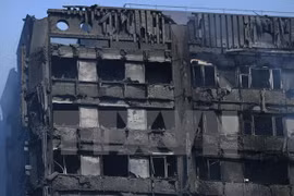 Tòa nhà Grenfell Tower bị phá hủy sau vụ hỏa hoạn hôm 14/6. (Nguồn: EPA/TTXVN)