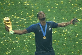 Pogba tưởng nhớ về cha sau chiến thắng. (Nguồn: THX/TTXVN)
