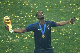 Pogba tưởng nhớ về cha sau chiến thắng. (Nguồn: THX/TTXVN)
