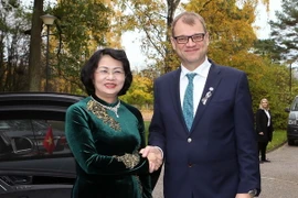 Thủ tướng Phần Lan Juha Sipila đón Phó Chủ tịch nước Đặng Thị Ngọc Thịnh. (Ảnh: Doãn Tấn/TTXVN)