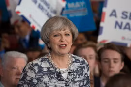 Thủ tướng Anh Theresa May phát biểu trước những người ủng hộ ở Birmingham. (Nguồn: EPA/TTXVN)