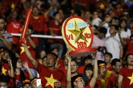 Cổ động viên cổ vũ cho U22 Việt Nam tại Philipines. (Ảnh: Hoàng Linh/TTXVN)