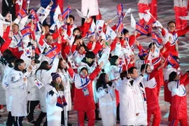 Các vận động viên Hàn Quốc và Triều Tiên tại lễ bế mạc Olympic PyeongChang 2018. (Nguồn: Kyodo/TTXVN)