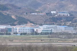 Khu công nghiệp chung Kaesong nhìn từ Paju, Hàn Quốc. (Ảnh: AFP/TTXVN)