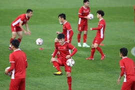 Tuyển Việt Nam luyện tập trước trận gặp Iraq. (Ảnh: Hoàng Linh/TTXVN)